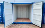 Offener blauer Lagercontainer auf gepflastertem Boden bei Lager-Ein DE GmbH Schwülper.