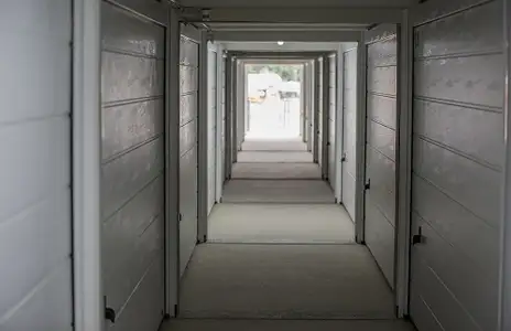 Gang mit Lagertüren bei Speicher Box, Blick bis zum Ende der Flurebene.