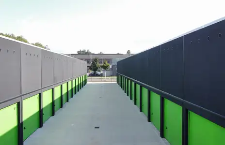 Gang mit grünen Türen bei Speicher-Box in Dorsten.