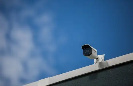 Überwachungskamera auf Dach vor blauem Himmel, Speicher-Box Dorsten.