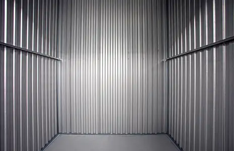 Innenansicht eines Lagerraums mit Wellblechwänden von Space Plus Store GmbH.