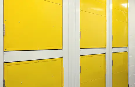 Gelber Gang mit Lagertüren bei Space Plus Store, Innenansicht.