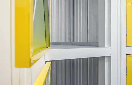 Innenansicht eines Lagerraums mit gelben Türen von Space Plus Store, zwei offene Boxen sichtbar.