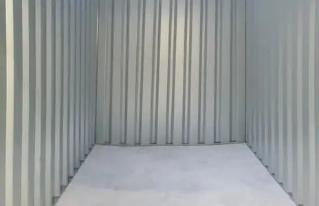 Innenansicht eines leeren Lagerraums bei Miet Dein Lager in Schwabbach, mit grauen Metallwänden und Betonboden.