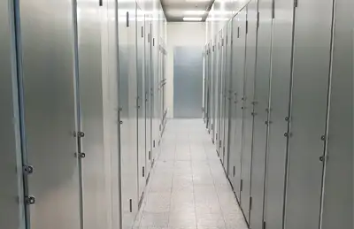 Gang mit Stahltüren in einem Lager von Storebox in Erfurt, erkennbar an Metallwänden und gefliestem Boden.