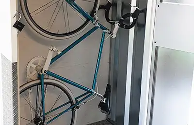 Fahrrad im schmalen Raum bei Storebox Erfurt, angelehnt an die Wand, mit Daumen hoch für passende Lagerlösung.