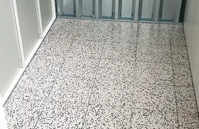 Storebox Erfurt: Innenansicht eines Lagers mit gefliesten Böden und Metallwänden.