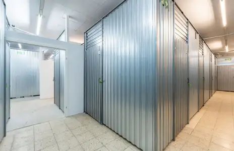 Storebox Flensburg: Innenansicht von Lagerräumen mit Metalltüren und hellem Bodenbelag.
