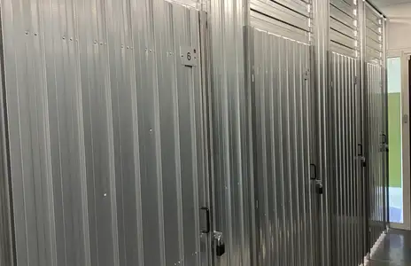 Lagerraum-Innenansicht von Storebox Fulda mit mehreren verschlossenen Metalltüren in einem Korridor.