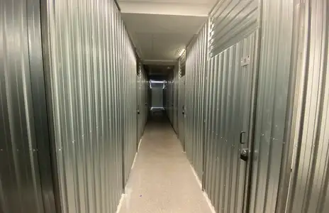 Gang mit Metalllagerräumen bei Storebox Fulda.