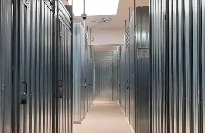 Innenansicht eines Gangs mit Metalltüren bei Storebox in Halle.