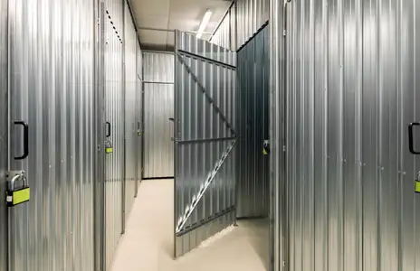 Innenansicht Lagerraum mit Metalltüren bei Storebox in Hameln.