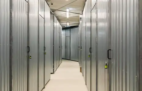 Gang eines Lagerraums bei Storebox in Hameln mit Metalltüren und Deckenbeleuchtung.