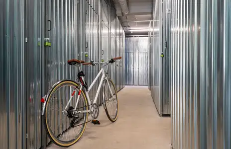 Fahrrad in einem Korridor mit Metalllagerräumen bei Storebox in Kaufbeuren.