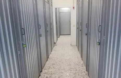 Gang mit Metalltüren und Vorhängeschlössern im Selfstorage von Storebox in Memmingen.