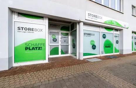 Storebox-Filiale mit großflächigen Werbeflächen und Schriftzug Schaffe Platz! an den Fenstern in Oranienburg.