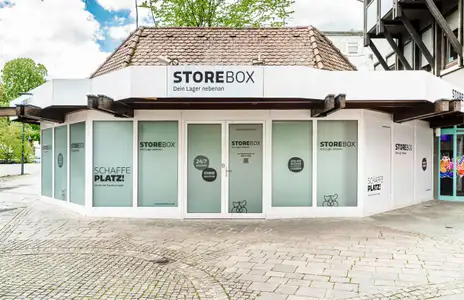 Außenansicht von Storebox in Schwäbisch Gmünd mit verglaster Fassade und Werbebeschriftungen.