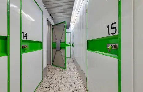 Innenansicht eines Lagerraums von Storebox in Zwickau, mit offenen Türen und Nummerierungen 14 und 15.