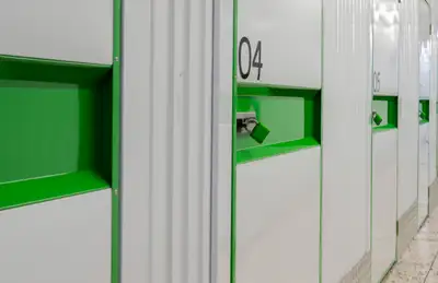 Innenansicht von Storebox in Zwickau: Gang mit nummerierten Lagertüren und grünen Akzenten, Tür 04 im Vordergrund.