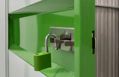 Geöffnete Lagertür mit grünem Schloss und der Nummer 08 bei Storebox Zwickau, innenliegender Korridor sichtbar.
