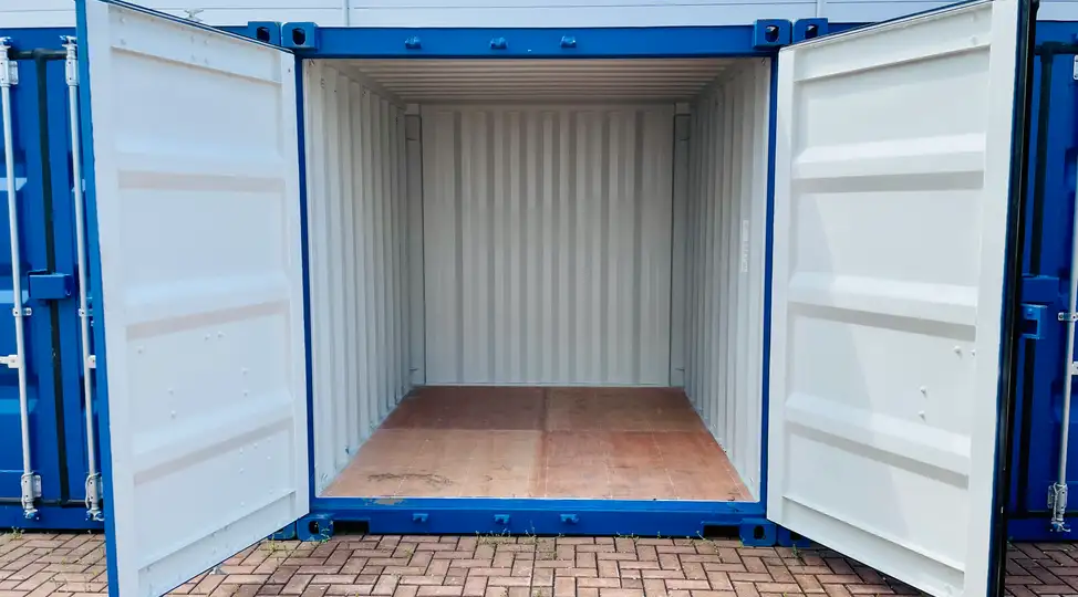 Offener blauer Lagercontainer auf gepflastertem Boden bei Lager-Ein DE GmbH Schwülper.