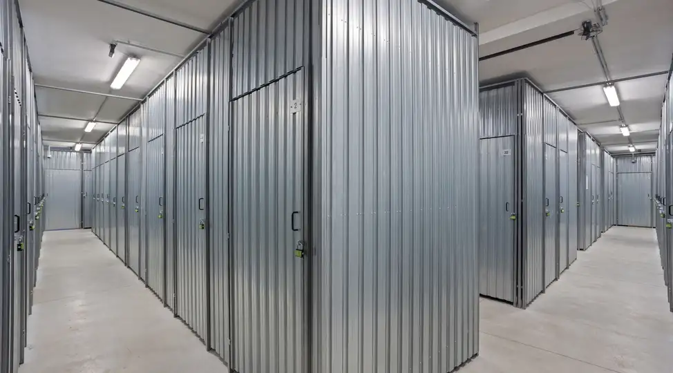 Lagerraum Innenansicht mit Metalltrennwänden und Gängen, Storebox in Recklinghausen.