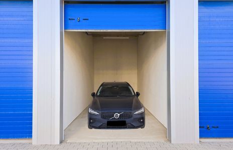 -StorageBook-Detailansicht 3 Gelsenkirchen-Einheit-mit-Auto.jpg