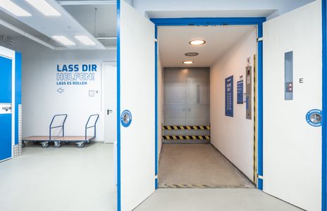-StorageBook-Detailansicht 2 depot76-lagerraum-selfstorage-bremen-faulenstrasse-19-bremen-faulenstrasse--231116_aheads_Depot76_Fluer_Aufzug-Offen.jpg