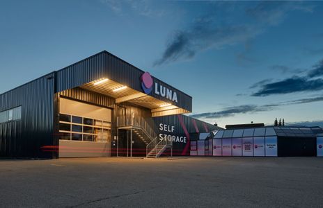 -StorageBook-Detailansicht 2 luna-self-storage-villingen-schwenningen-max-planck-str--Architektur_Luna_abends_schwacher_Lichteffekt.jpg