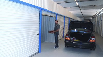 -StorageBook-Detailansicht 4 04-Safe_Box_Einlagern_Bielefeld_mit_Auto_an_die_Box.jpg