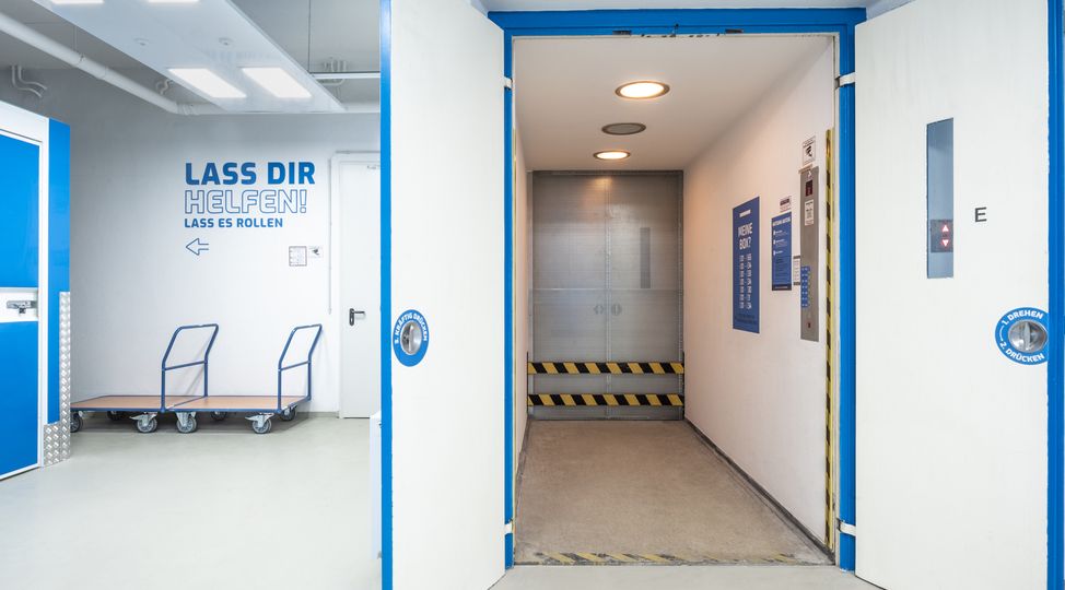 -StorageBook-Detailansicht 2 depot76-lagerraum-selfstorage-bremen-faulenstrasse-19-bremen-faulenstrasse--231116_aheads_Depot76_Fluer_Aufzug-Offen.jpg