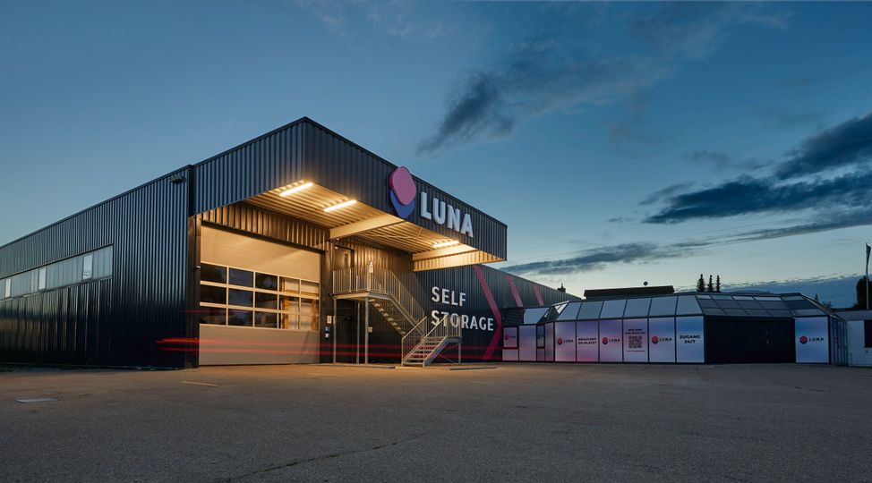 -StorageBook-Detailansicht 2 luna-self-storage-villingen-schwenningen-max-planck-str--Architektur_Luna_abends_schwacher_Lichteffekt.jpg
