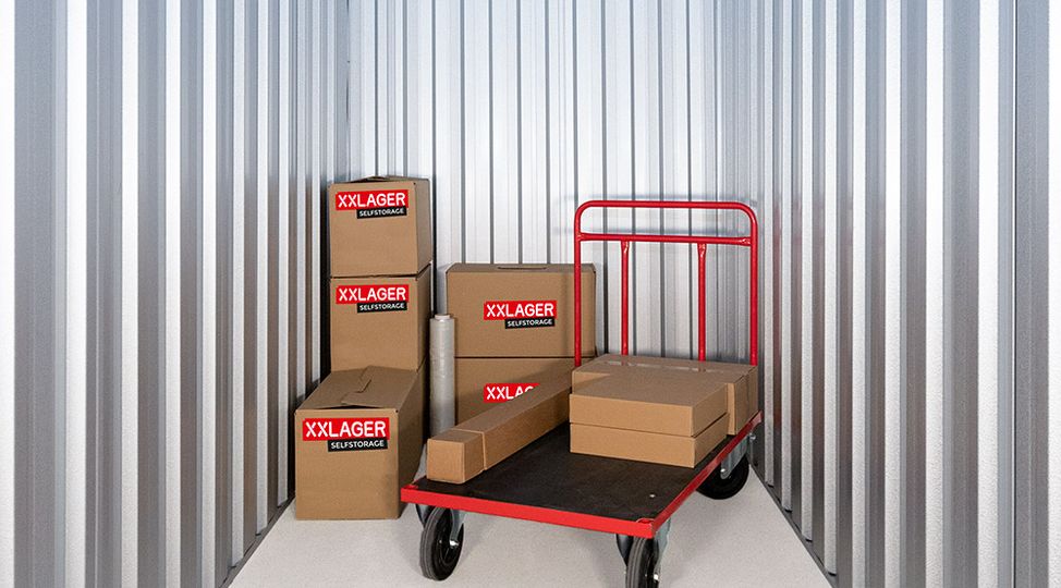 -StorageBook-Detailansicht 1 xxlager-lagerraum-mittel-mit-kartons-hubwagen-und-platz-fur-mehr.jpg