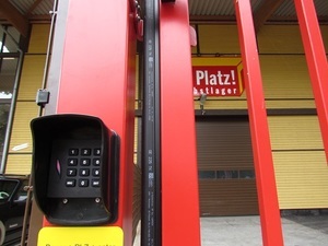 Machplatz Kaltenkirchen: 02 Aussenansicht Codeeingabe Lager Zugang.JPG