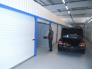 Safe-Box Bielefeld: 04-Safe Box Einlagern Bielefeld mit Auto an die Box.jpg