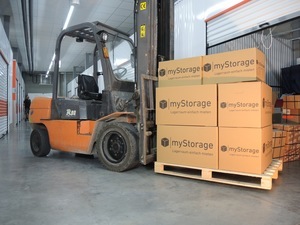 myStorage GmbH Neu-Ulm: Fuhrpark-Stapler-innen1.jpg