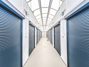 LAGER-EIN.de GmbH Schwülper: lagerraum storage selfstorage einlagerung lager-ein.de Schw lper Braunschweig lichtgang.jpg