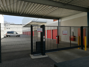 Top Box  Duisburg: top-box-duisburg-ruhrorter-str--Duisburg Einfahrt Tor.jpg