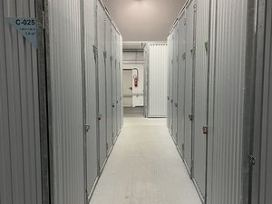 abstellbox.de Berlin: abstellbox-de-berlin-frank-zappa-strasse--Abstellbox Gang D.JPG
