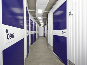 Luna Self Storage Villingen-Schwenningen: luna-self-storage-villingen-schwenningen-max-planck-str--Gang leer b.jpg