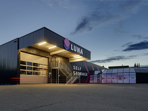 Luna Self Storage Villingen-Schwenningen: luna-self-storage-villingen-schwenningen-max-planck-str--Architektur Luna abends schwacher Lichteffekt.jpg